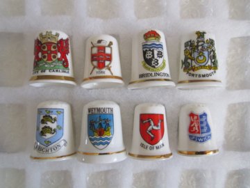 Sběratelský náprstek - Sada 8 ks - Velká Británie - znaky měst a míst 1, dodáváno bez zásobníku