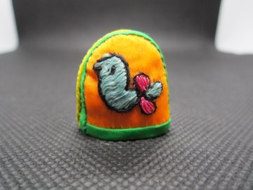 Sběratelský náprstek - Jižní Korea - Hedvábí - ptáček, ruční výroba