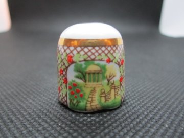 Sběratelský náprstek - TCC Davenport England - Scene Through The Rose Arbour 1994