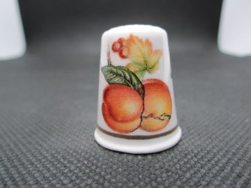 Sběratelský náprstek - TCC Afan Valley Pottery Wales - Peaches 1996, pro trh UK