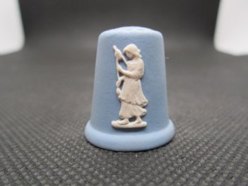 Sběratelský náprstek - 3D Wedgwood England Jasperware, Spinner, modrý