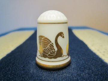 Sběratelský náprstek - WGPH Franklin Porcelain USA - gold swan, butterfly and roses