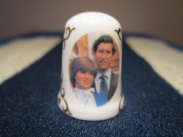 Sběratelský náprstek - Caverswall England - Princ Charles a Diana - oslava zásnub - oznámení