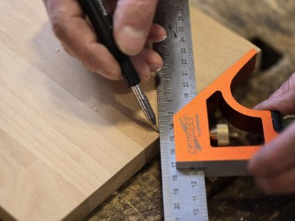 Savage - kombinovaný multifunkční úhelník 30 cm.