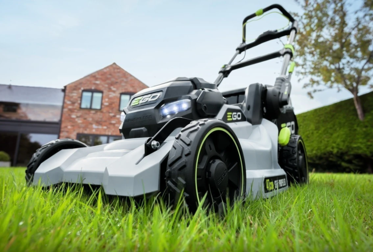 Akumulátorová Kosačka EGO POWER+: Perfektná pre Váš Trávnik