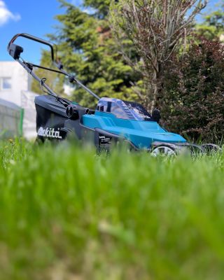 Vůně čerstvě posekané trávy je krásná a ještě lepší je, když uprostřed sekaní nemusíte dolívat benzin a nebo si stále...