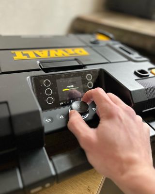 Když vám hraje zrovna ta vaše a musíte si to k té práci zesílit. 🎵🎶...