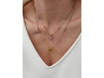 Náhrdelníky z hedvábí s broušenými minerály a protlačovaným medailonkem