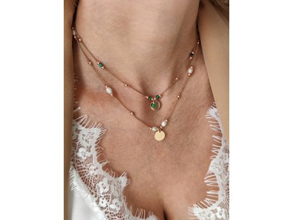 Náhrdelník z hedvábné šňůrky s broušeným malachitem a medailonem