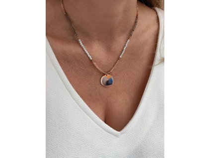 Náhrdelník z broušeného slunečního kamene, magnezitu a záhnědy s medailonem