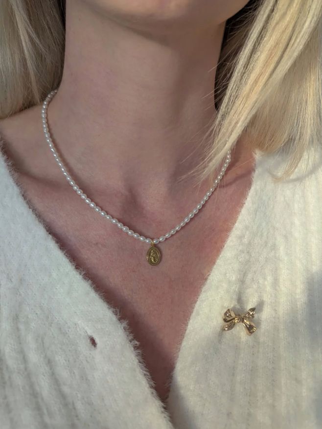 Náhrdelníky z říčních perliček s přívěsky Po 890,- #perlovynahrdelnik #nahrdelnikzperel #perlynakrk #ricniperly...