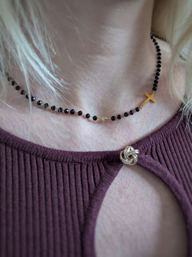 Oblíbený náhrdelník z černého spinelu s křížkem z pozlacené šperkařské oceli doplněný malým srdíčkem na přání 490,-...