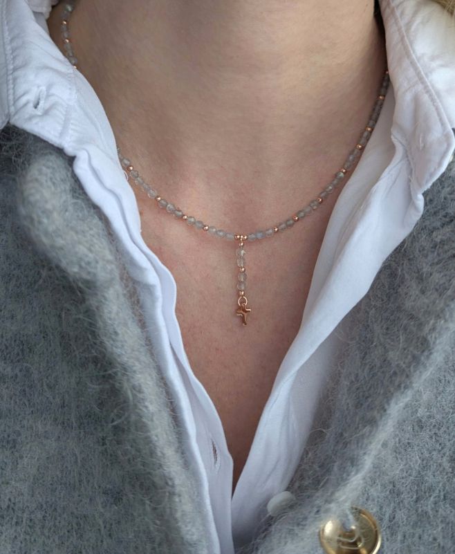 Náhrdelník z broušeného labradoritu s doplňky z pozlacené šperkařské oceli růžovým zlatem na přání 590,-...