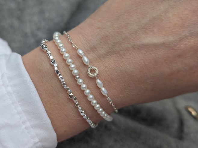 Stříbro a říční perly na přání 🩵 350,- 430,- 390,- #naramekzperel #perlovynaramek #stribrnynaramek #karmanaramek #ricniperly