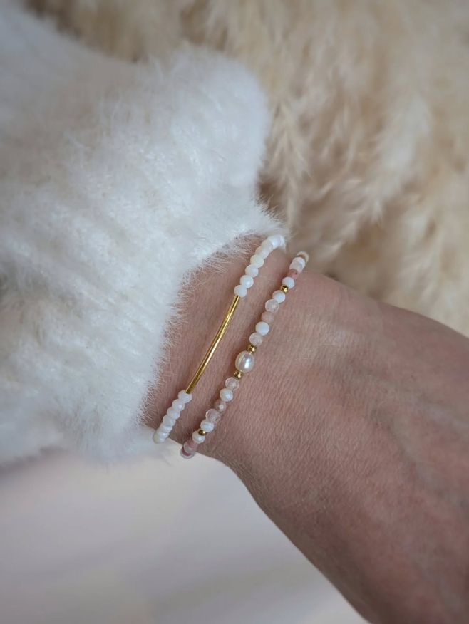 Set náramků z mušloviny, růženínu, rodonitu, říční perličky, ocelových korálků a trubičky z pozlaceného stříbra 350,-...