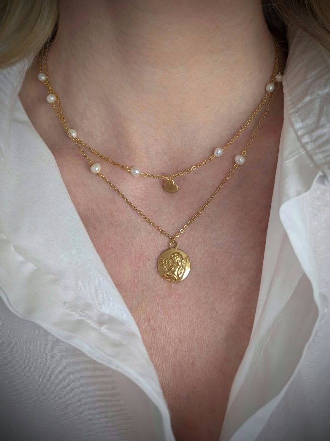 Řetízky z pozlacené šperkařské oceli s říčními perličkami Po 490,- #zlatyretizek #retizeksperlami #retizeksandelem...