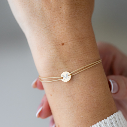 provazkovy naramek zetonek stribrny gravirovani iniciala