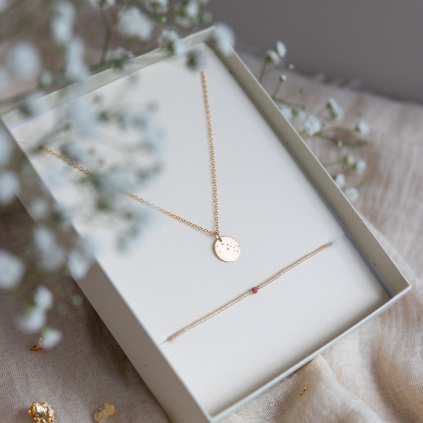 sada nahrdelniku s razbou a naramku s mineralem podle znameni