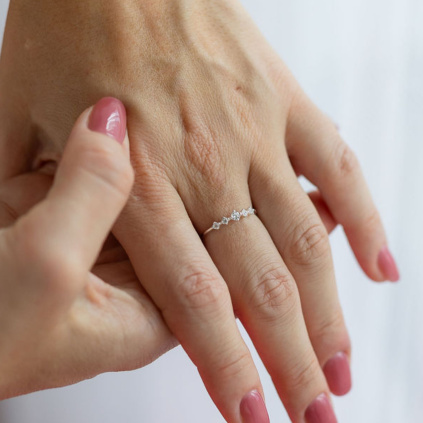 stribrny prstynek sparkle s peti kaminky CZ