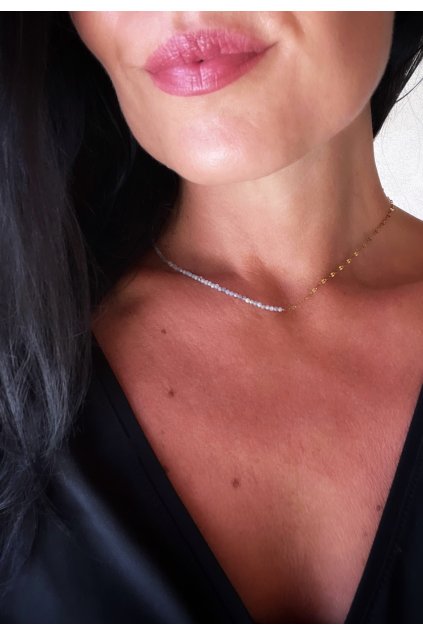 Dámský náhrdelník  z minerálů -  Tanzanit 2 mm, zlatý řetízek ocel