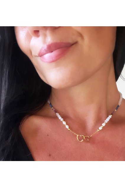 Dámský náhrdelník  z minerálů - Růženín, Měsíční kámen 4 mm, Turmalín, Lapis Lazuli, Křišťál 3 mm,  Říční perly 4-5 mm , spojené srdce, řetízek zlaté ocel