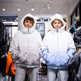 Je vám zima?🥶 Máme řešení! Nejnovější kousky z kolekce mikin jsou dostupné na e-shopu i v našem obchodě v centru Karlových...