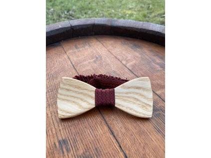 Přírodní motýlek s červeným vázáním