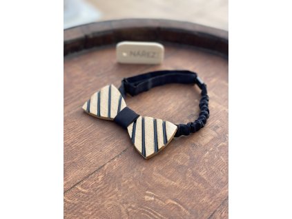 Řezaný motýlek s černými pruhy