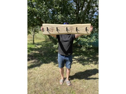 Nástěnný věšák s gravírováním