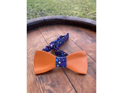 Oranžový motýlek s hvězdičkami