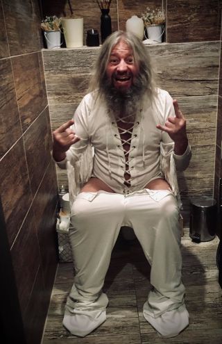 Tak v sobotu 6.12., né na hjzlu ale na pódiu v Nároďáku v Jaroměři Vám tento borec řekne . TAK SI VŠICHNI USERTE JE TADY...