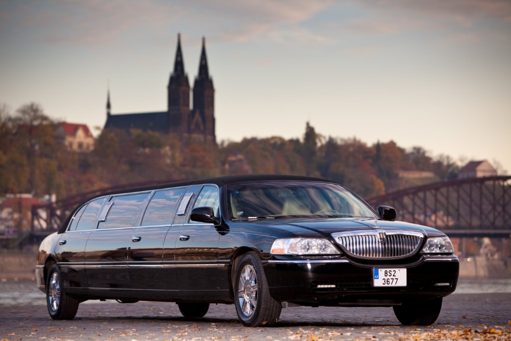 Lincoln 120" černá long door Praha