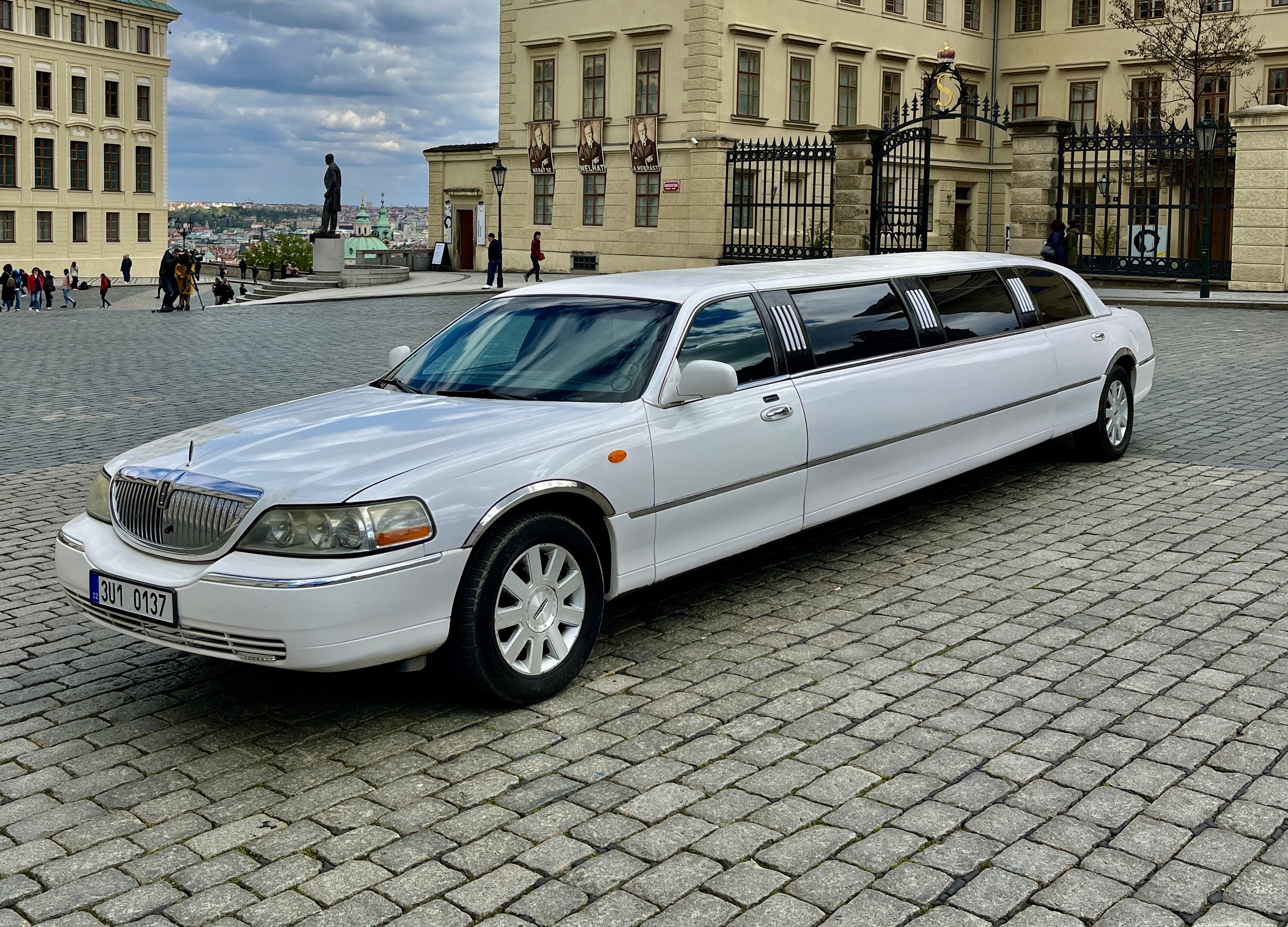 Lincoln Town Car 120 bílá