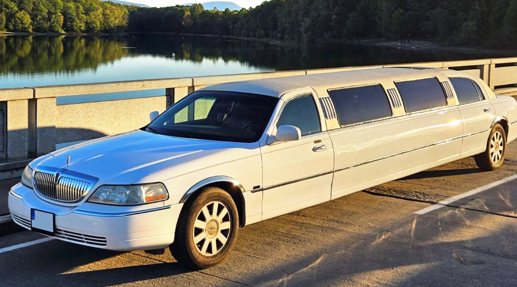 Lincoln Town Car CW White