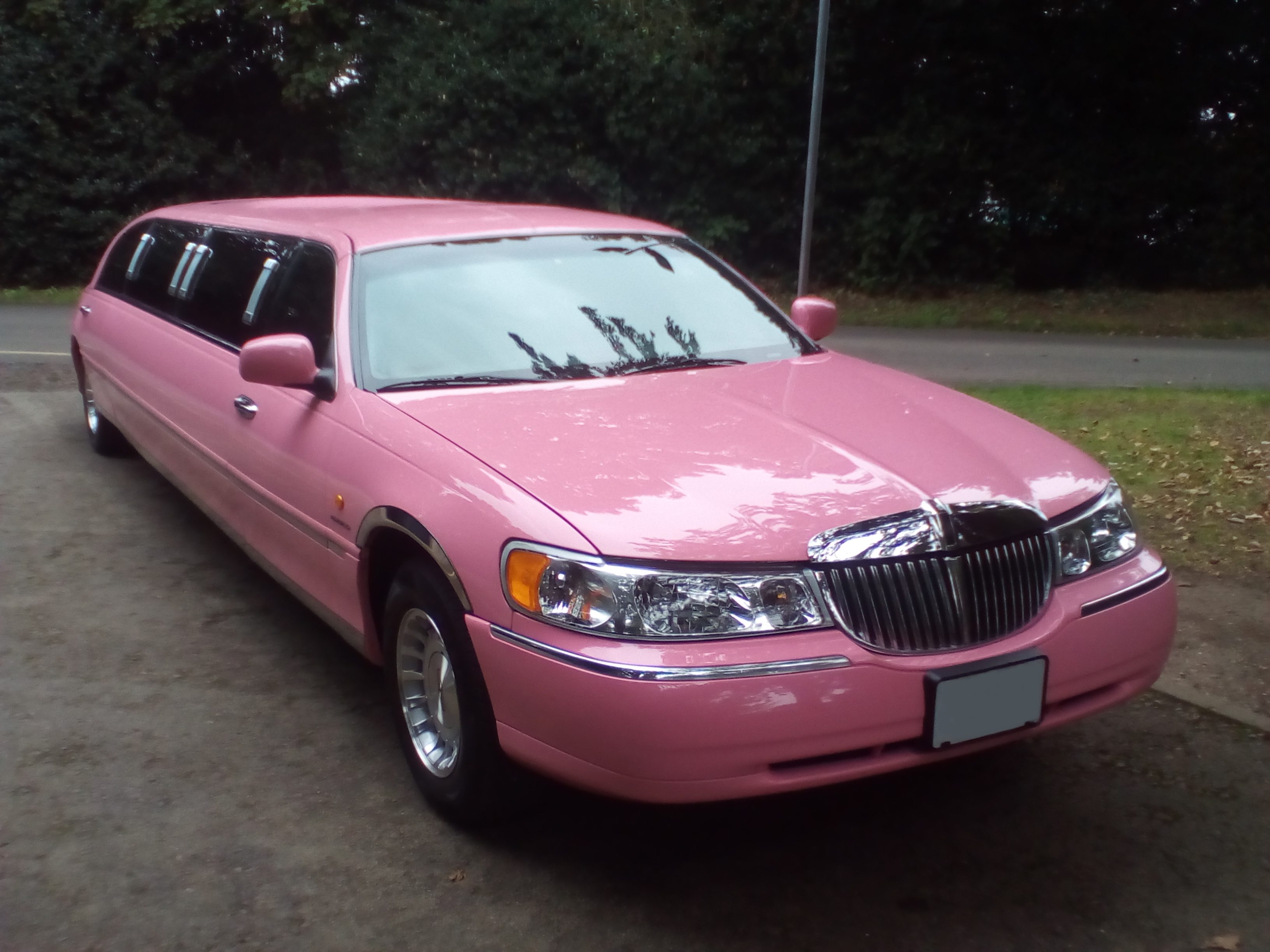 Lincoln Town Car Krystal pink