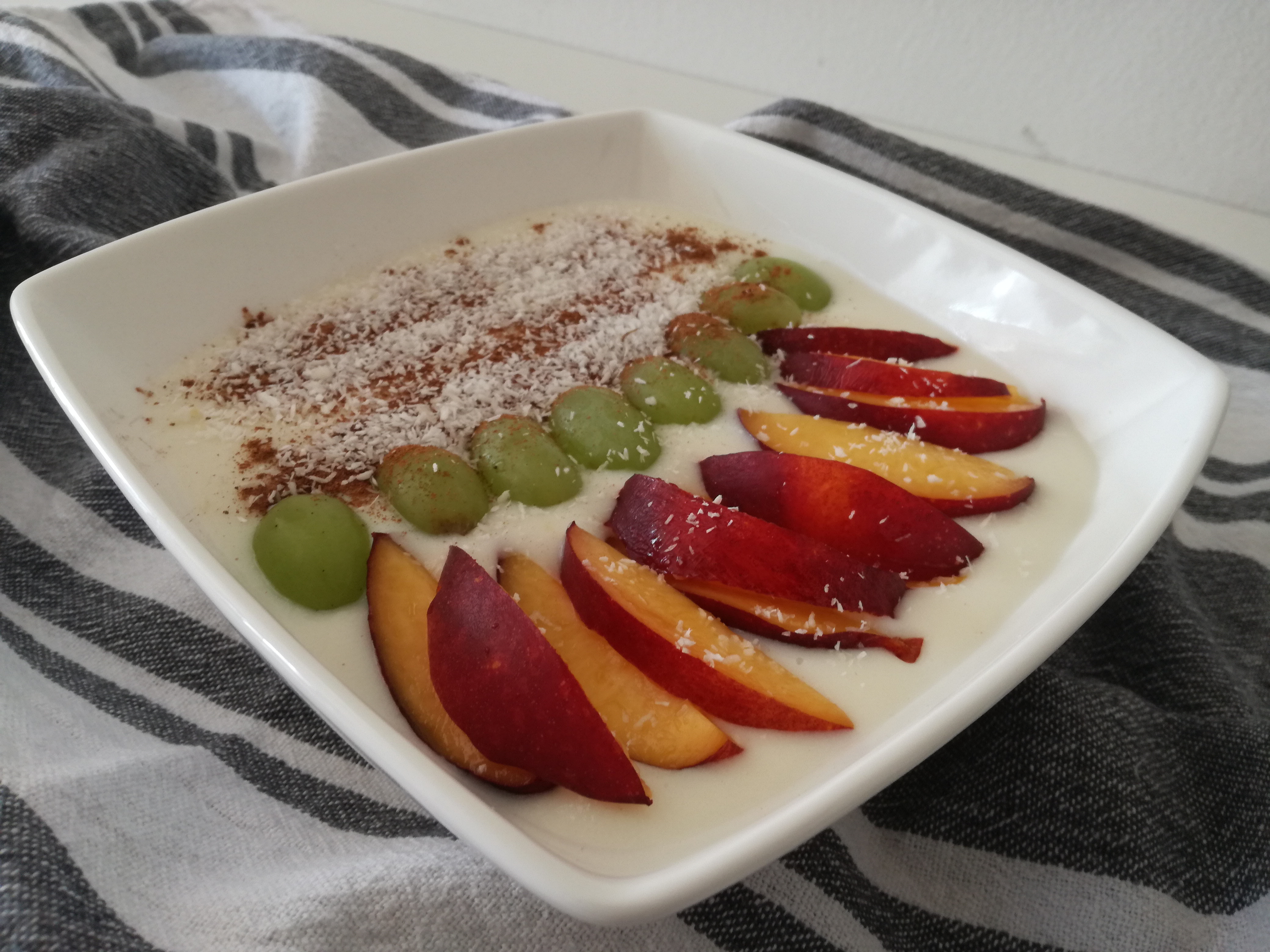 Kozí kaše krupicová s ovocem, kokosem a skořicí