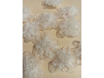 Květ s korálky - bílý