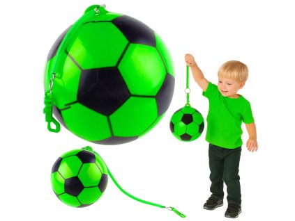 Zelený gumový míč 22 cm s fotbalovým motivem a úchytem na šňůru