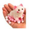 71508 2 bily sensory kotek s pomponky a perlovym nahrdelnikem 8cm