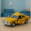 Kovový Model Autíčka Taxi 1:32 s Otevíracími Dveřmi a Pull-Back Pohonem