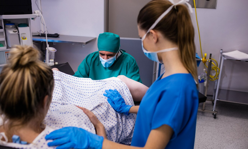 Amniotomie – proč se vlastně provádí při porodu?