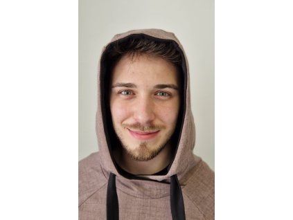 Křížená kapuce se středovým pruhem