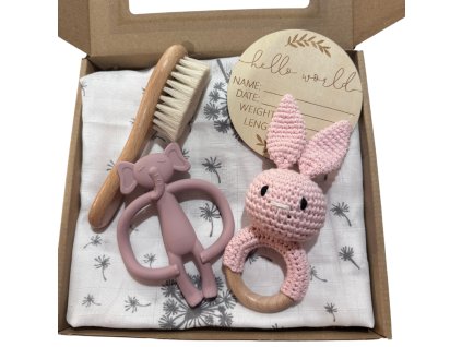 dárková krabička pro miminko, háčkované chrastítko, milníková kartička, kousátko, hřebínek, plena mušelín 13