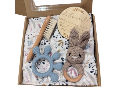 dárková krabička pro miminko, háčkované chrastítko, milníková kartička, kousátko, hřebínek, plena mušelín 36