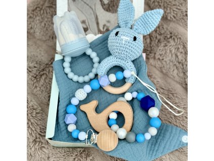 set dárek pro miminka klip na dudlík kousátko chrastítko ovocný dudlík bryndáček dárková krabička modrá pro kluky holky 1