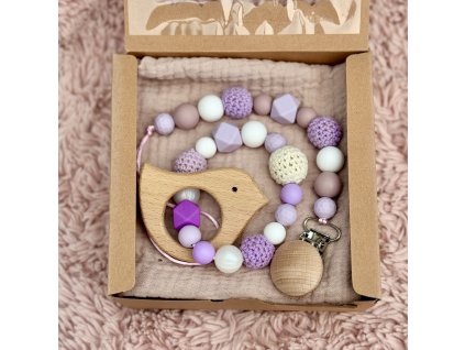 set dárek pro miminka klip na dudlík kousátko chrastítko ovocný dudlík bryndáček dárková krabička fialová pro holky