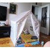 Stylový dětský stanový domeček v béžové barvě (130 × 100 × 120 cm). Ideální místo pro hraní i odpočinek, lehká konstrukce, kvalitní prodyšný materiál. Skvělé do dětského pokoje.