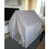 Stylový dětský stanový domeček v béžové barvě (130 × 100 × 120 cm). Ideální místo pro hraní i odpočinek, lehká konstrukce, kvalitní prodyšný materiál. Skvělé do dětského pokoje.
