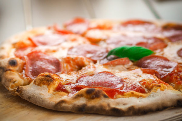 Příprava výborné domácí pizzy. Udělejte radost sobě a nejbližším.