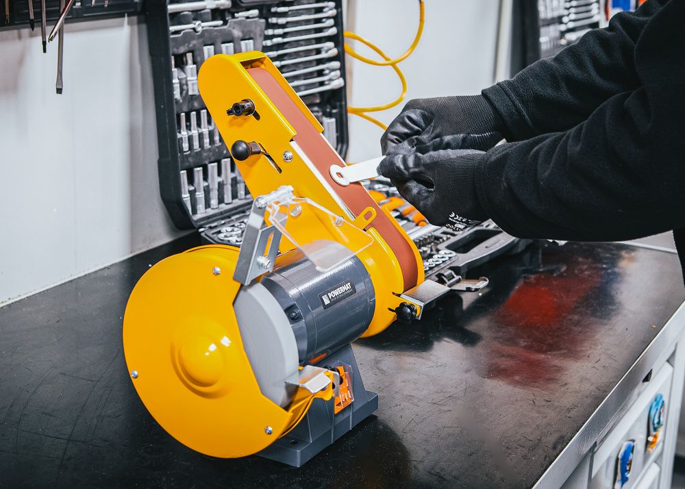 Stolní bruska Powermat – detail kotouče při práci